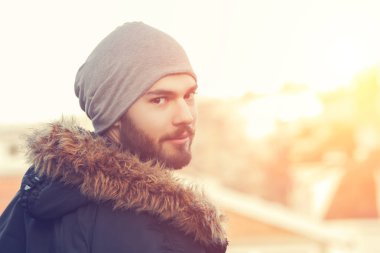 Adam bir bardak kadar kapatın