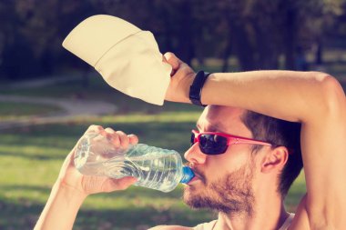 Adam koşu in atış kapatmak 