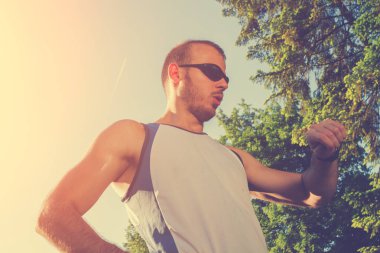 Adam koşu in atış kapatmak 