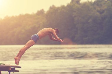 Adam denize atlama. Atış kapatın  