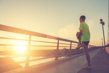 Adam koşu in atış kapatmak 