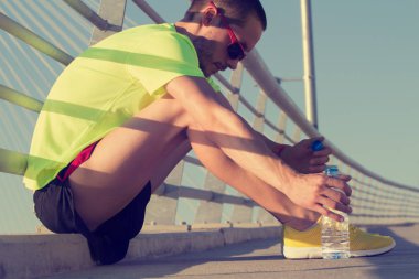 Adam koşu in atış kapatmak 