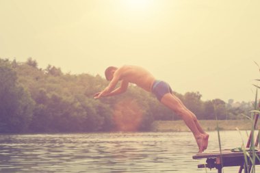 Adam denize atlama. Atış kapatın  