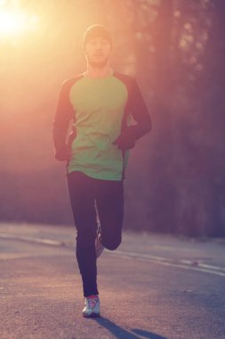 Adam koşu in atış kapatmak 