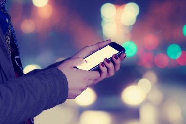 Mobil akıllı telefon kullanan kadın yakın çekim