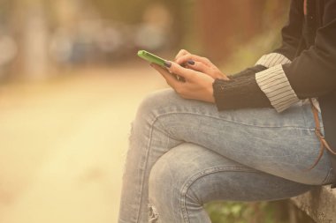 Mobil akıllı telefon kullanan kadın yakın çekim