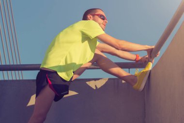 Adam koşu in atış kapatmak 