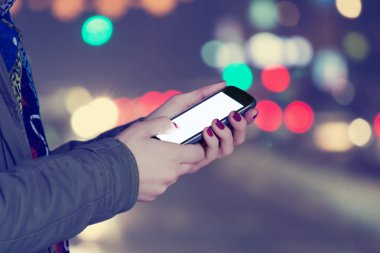 Mobil akıllı telefon kullanan kadın yakın çekim