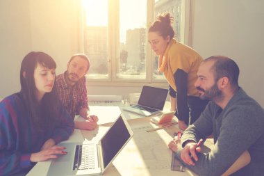 İş süreci. Çalışma ekibi yakın atış