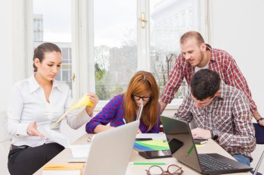 İş süreci. Çalışma ekibi yakın atış