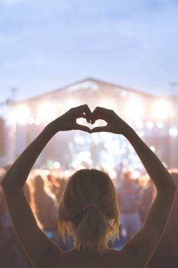 Kalp rock konser renk tema arka plan üzerinde oturum