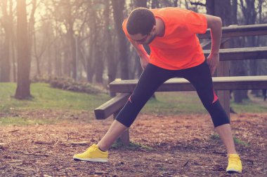 Adam koşu in atış kapatmak 