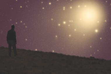 Yalnızlık kavramı. Arka ayakta ve gökyüzünde dört gözle adam