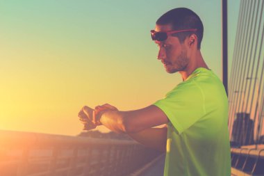 Adam koşu in atış kapatmak 