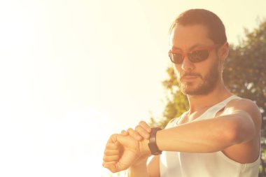 Adam koşu in atış kapatmak 