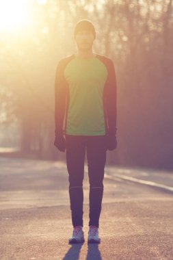 Adam koşu in atış kapatmak 