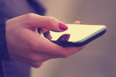 Mobil akıllı telefon kullanan kadın yakın çekim