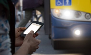 Akıllı cep telefonu kullanan bir adama yaklaş