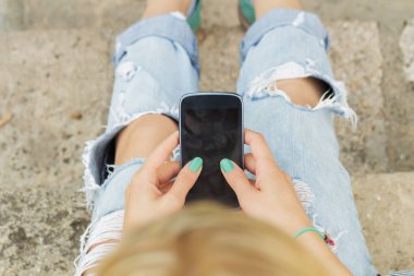 Mobil akıllı telefon kullanan kadın yakın çekim