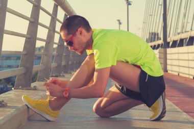 Adam koşu in atış kapatmak 