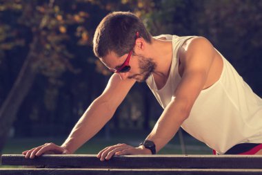 Adam koşu in atış kapatmak 