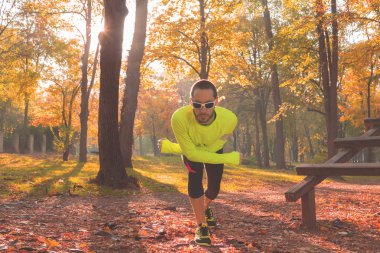 Adam koşu in atış kapatmak 