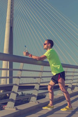 Adam koşu in atış kapatmak 