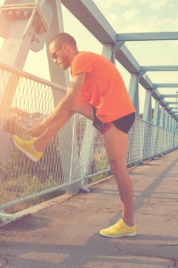 Adam koşu in atış kapatmak 