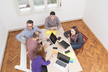 İş süreci. Çalışma ekibi yakın atış