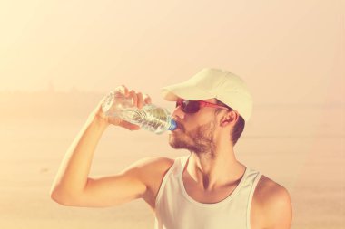 Adam koşu in atış kapatmak 