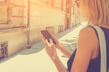 Mobil akıllı telefon kullanan kadın yakın çekim