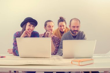 İş süreci. Çalışma ekibi yakın atış