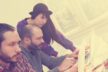 İş süreci. Çalışma ekibi işadamları ve işkadını yakın atış