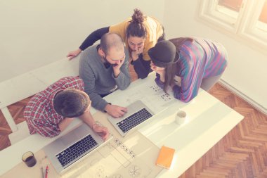 İş süreci. Çalışma ekibi yakın atış