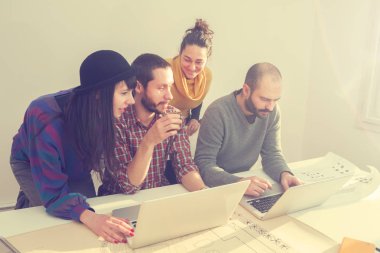 İş süreci. Çalışma ekibi yakın atış