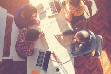 İş süreci. Çalışma ekibi yakın atış