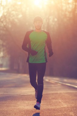 Adam koşu in atış kapatmak 