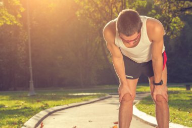 Adam koşu in atış kapatmak 