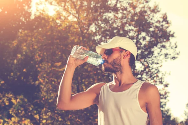 Adam koşu in atış kapatmak 