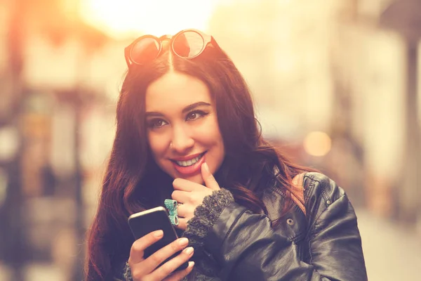 Hermosa Linda Mujer Cerca Disparo Fondo Ciudad — Foto de Stock