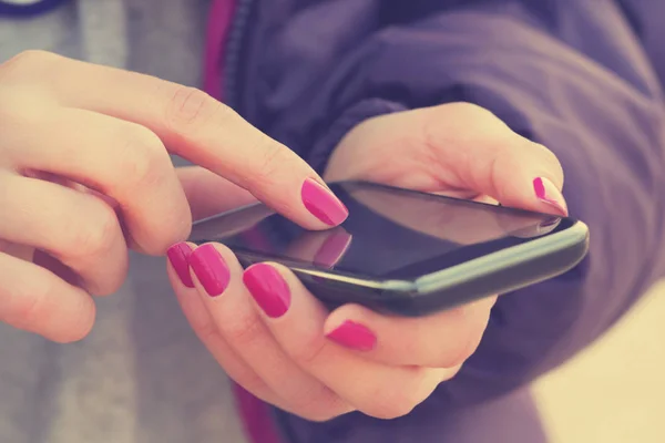 Primer Plano Mujer Que Utiliza Teléfono Inteligente Móvil — Foto de Stock