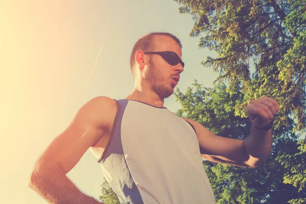 Adam koşu in atış kapatmak 