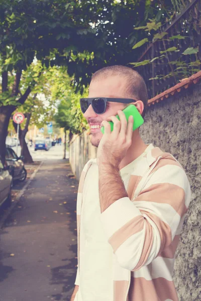 Primer Plano Hombre Que Usa Teléfono Inteligente Móvil —  Fotos de Stock