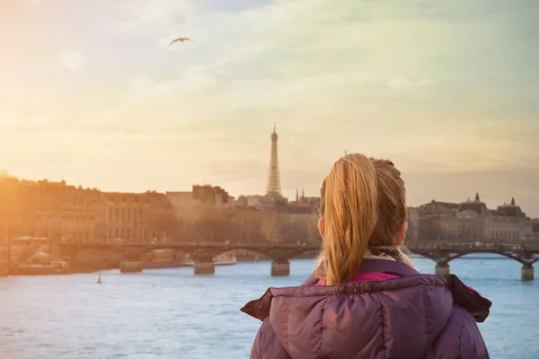 パリの背景に美しい女性 — ストック写真