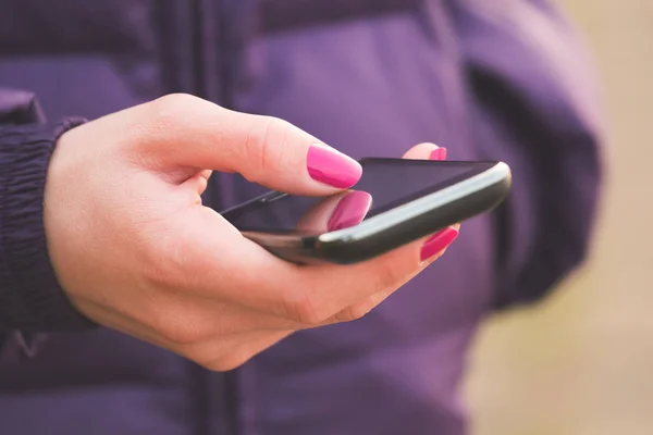 Primer Plano Mujer Que Utiliza Teléfono Inteligente Móvil — Foto de Stock