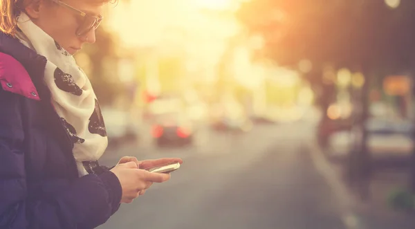 Primer Plano Mujer Que Utiliza Teléfono Inteligente Móvil — Foto de Stock