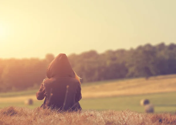 Concetto Solitudine Donna Seduta Con Schiena Attesa — Foto Stock