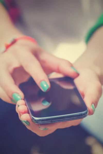 Primo Piano Della Donna Utilizzando Smartphone Cellulare — Foto Stock