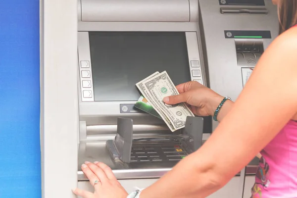 Mujer Trabajando Con Atm Tiro Cerca — Foto de Stock