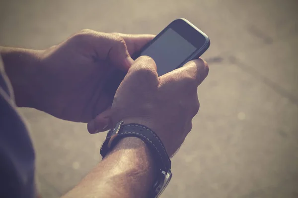 Primer Plano Hombre Que Usa Teléfono Inteligente Móvil — Foto de Stock